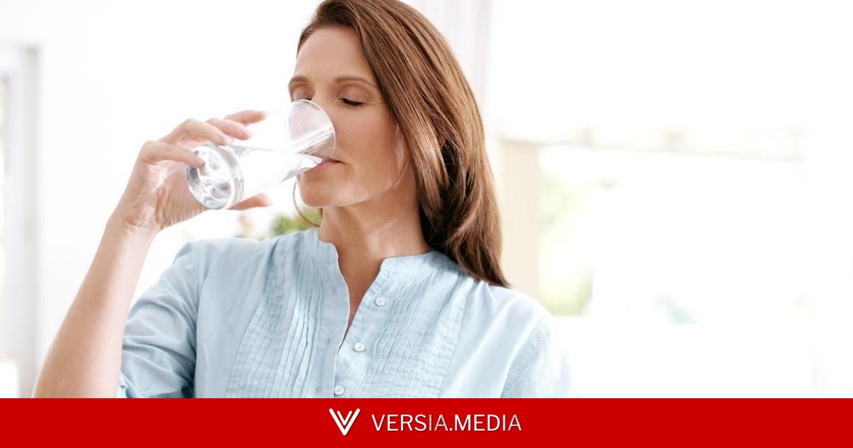 Молодая женщина решила летом пить больше воды и заработала отравление